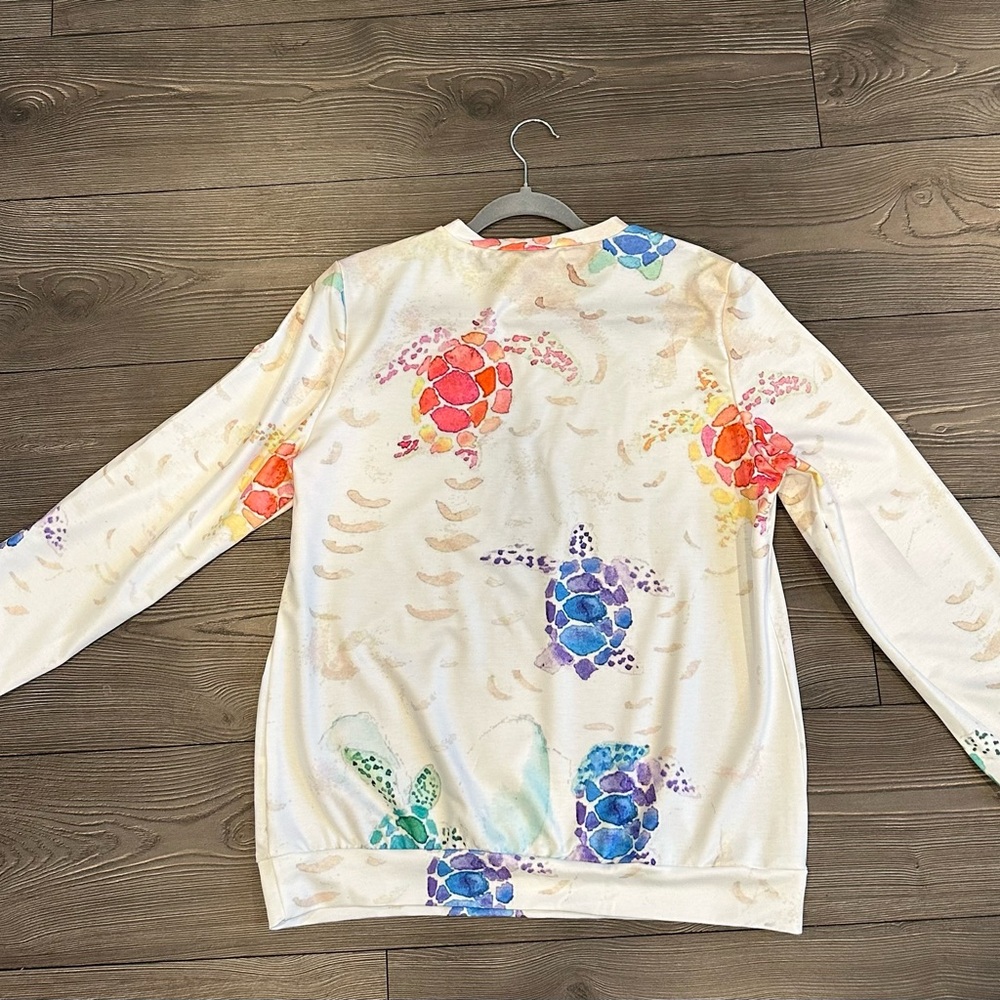 White top with turtles print -Large NWOT - Picture 9 of 9